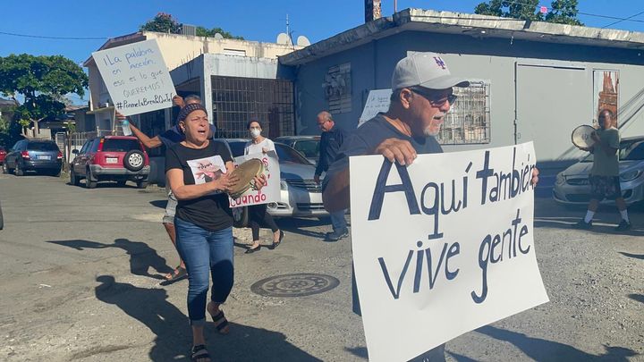 Residentes exigen arreglo de las calles de su comunidad