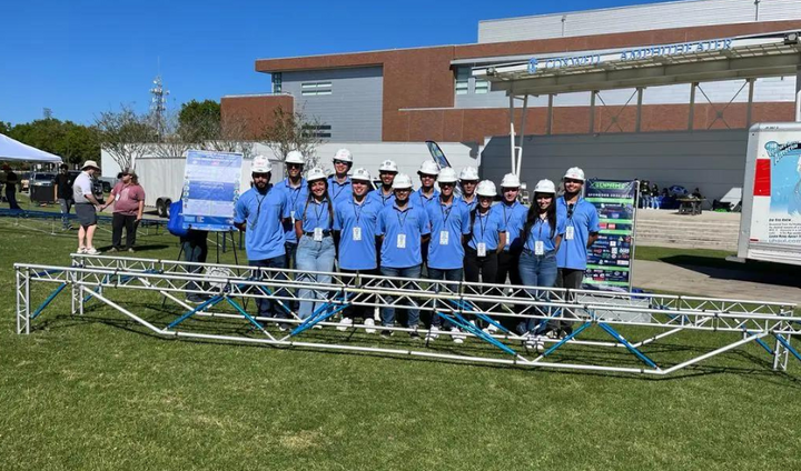 Equipo de Puente de Acero del RUM obtiene primer lugar en Canadá