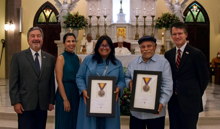 Universidad del Sagrado Corazón otorga a los fundadores de Nuestra Escuela medalla por ejemplar servicio a la juventud